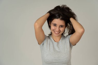 Mutlu yüz, güzel gülümseme ve uzun parlayan saç ile genç güzel kadının portre yakın. Kameraya bakıp gülümsüyorsun. Güzellik, modelleme ve güzellik bakımı konsepti.