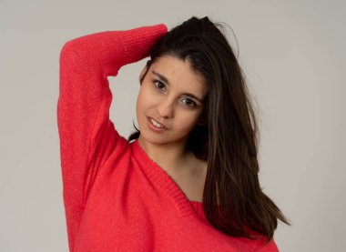 Mutlu yüzü ile genç güzel esmer Latin kadın portre yakın, güzel gülümsemek poz seksi. Nötr arka planda izole stüdyo vurdu. Kadınlarda güzellik, modelleme ve moda konsepti.