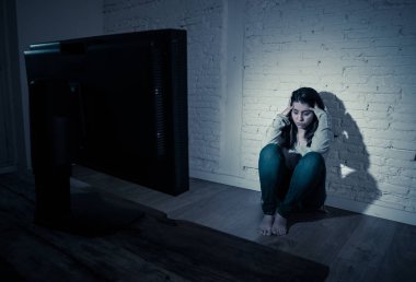 Kötü korkmuş genç kadın bir bilgisayar siber zorbalık ve taciz acı bakıyor yerde dramatik portresi. Stalker umutsuz hissi tarafından istismar online olmak. İnternet konseptinin tehlikeleri.