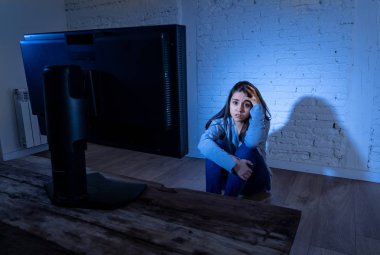Taciz ve siber zorbalık acı bilgisayar bakıyor yere göz korkutucu depresif genç kadın dramatik portresi. Stalker umutsuz hissi tarafından istismar online olmak. Internet tehlikeleri.