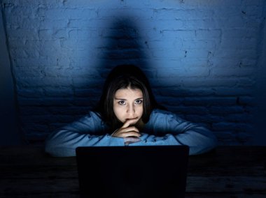 Siber zorbalık ve taciz muzdarip bir laptop ile üzücü ve korkmuş genç kadının dramatik portresi. Stalker tarafından istismar online olmak umutsuz ve aşağılayan Internet sorunu kavramı hissi.