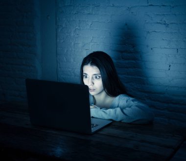 Siber zorbalık ve taciz acı laptop ile üzücü ve korkmuş genç kadının dramatik portresi. Stalker tarafından istismar online olmak umutsuz ve aşağılayan Internet sorunu kavramı hissi.