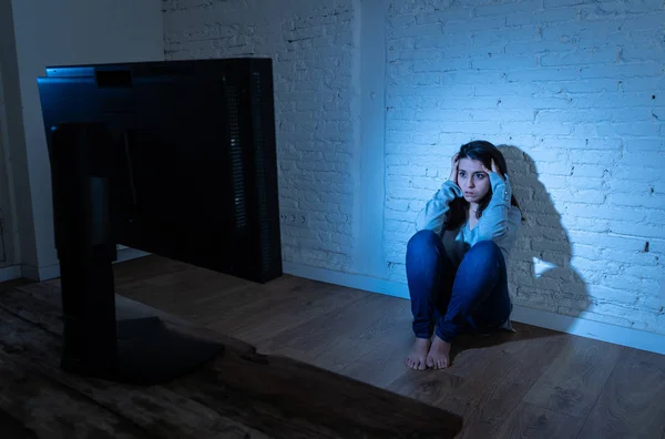 地上で悲しい恐怖の若い女性の劇的な肖像は いじめや嫌がらせに苦しむコンピュータを見つめています 絶望的に感じるストーカーによってオンライン虐待されている インターネットの概念の危険性 — ストック写真