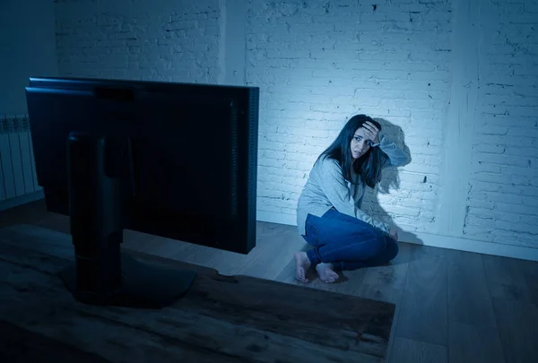 Dramatyczny Portret Smutnego Przerażonej Młodej Kobiety Ziemi Patrząc Komputer Cierpiący — Zdjęcie stockowe