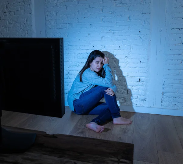 Retrato Dramático Una Joven Deprimida Intimidada Suelo Mirando Computadora Sufriendo — Foto de Stock