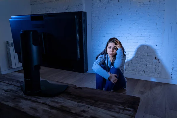 Dramatisk Porträtt Skrämd Deprimerad Ung Kvinna Marken Stirrar Dator Som — Stockfoto