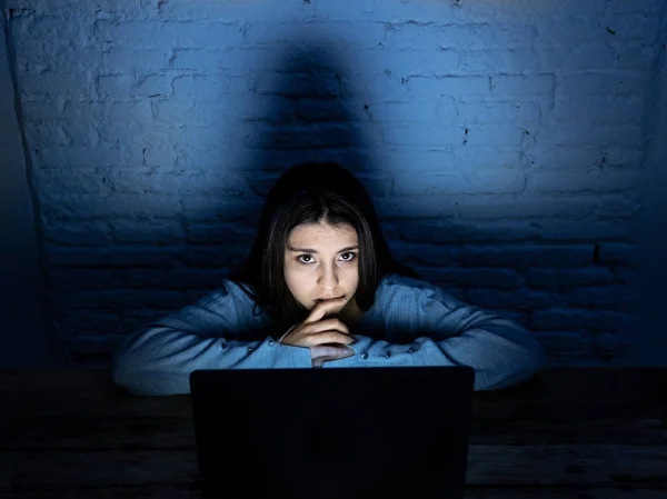 Retrato Dramático Uma Jovem Triste Assustada Com Laptop Sofrendo Cyber — Fotografia de Stock