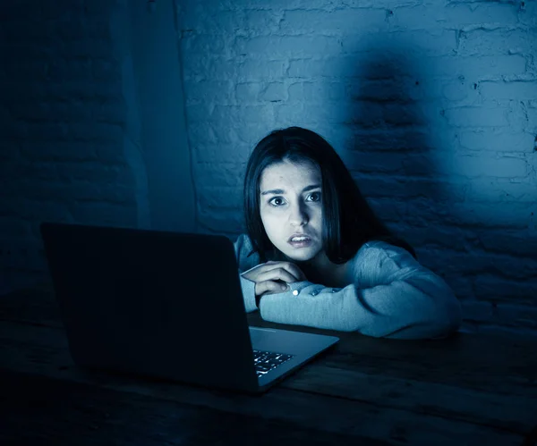 Δραματική Πορτρέτο Της Θλιμένα Φοβισμένη Νεαρή Γυναίκα Στο Laptop Υποφέρουν — Φωτογραφία Αρχείου