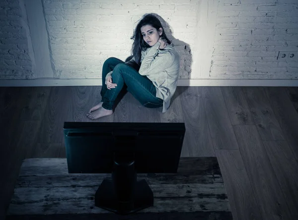 Dramatyczny Portret Smutnego Przerażonej Młodej Kobiety Samotnie Ziemi Patrząc Komputer — Zdjęcie stockowe