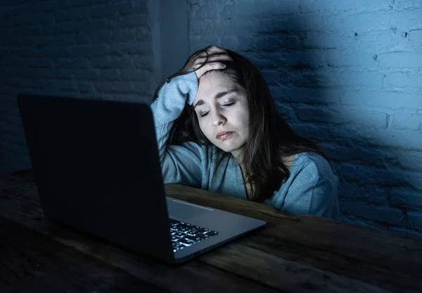 Dramatický Portrét Smutné Mladé Ženy Zdůrazňoval Ustaraně Zíral Laptopy Trpící — Stock fotografie
