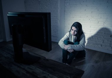 Şiddet ve taciz acı bir bilgisayar bakıyor yerde oturan üzücü korkmuş genç kadının dramatik portresi. Online Stalker tarafından istismar Internet sorunu kavramı umutsuz hissi.