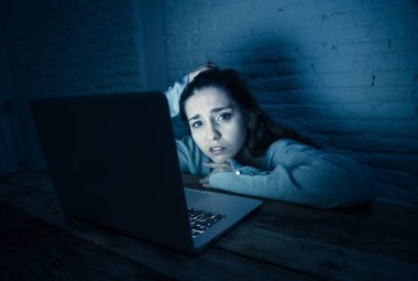 Üzücü korkmuş genç kadının dramatik portre vurguladı ve dizüstü siber zorbalık ve taciz acı bakarak endişeli. Stalker tarafından çevrimiçi istismar ve sindirme kurbanı. İnternet tehlikeleri.