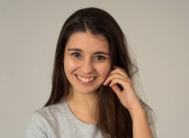 Mutlu yüz ve güzel saç kamera için mutlu poz ile gülümseyen güzel genç Latin kadın portre yakın. Boşluk Kopyala. Insanlar, güzellik bakımı ve pozitif yüz ifadeleri kavramı.