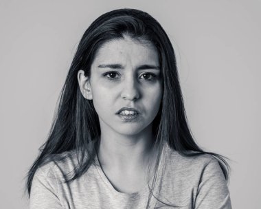 Siyah ve beyaz yakın kadar genç bir üzgün kadın, ciddi ve endişe, endişeli ve düşünceli görünümlü. Üzüntü ve depresyon hissi. Kopya alanı ile. Yüz ifadeleri ve insan duyguları kavramı.
