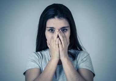 Genç üzgün kadının yakın, ciddi ve endişe, endişeli ve düşünceli duygu üzüntü kötü haber işitme bakıyor. Copy Space ile stüdyo vurdu. Yüz ifadeleri ve ruh sağlığı konsepti.