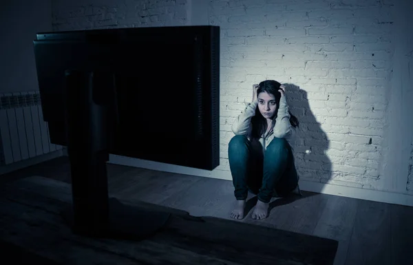 Dramatiska Porträtt Skrämmande Ensam Ung Kvinna Ensam Natten Stirrar Dator — Stockfoto