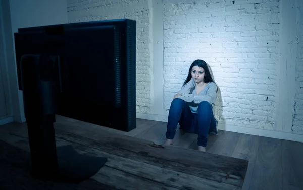 Retrato Dramático Triste Asustada Joven Sentada Suelo Mirando Computadora Sufriendo — Foto de Stock