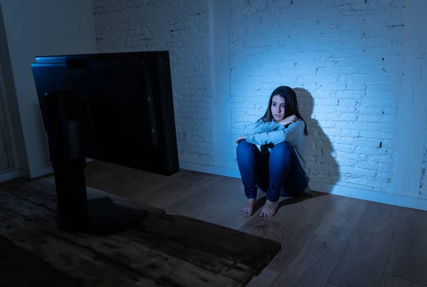 Dramatyczny Portret Smutnego Przerażonej Młodej Kobiety Ziemi Patrząc Komputer Cierpiący — Zdjęcie stockowe