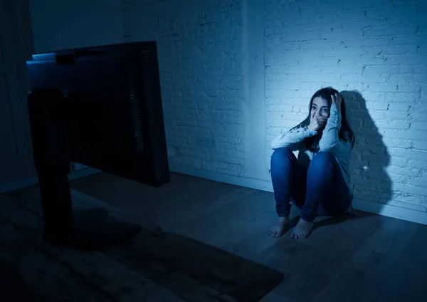 Dramatyczny Portret Smutnego Przerażonej Młodej Kobiety Siedzącej Ziemi Patrząc Komputer — Zdjęcie stockowe