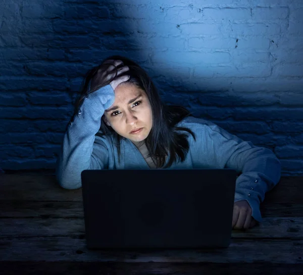 Drámai Portréja Szomorú Megijedt Fiatal Hangsúlyozta Aggódik Bámult Laptop Szenvedő — Stock Fotó