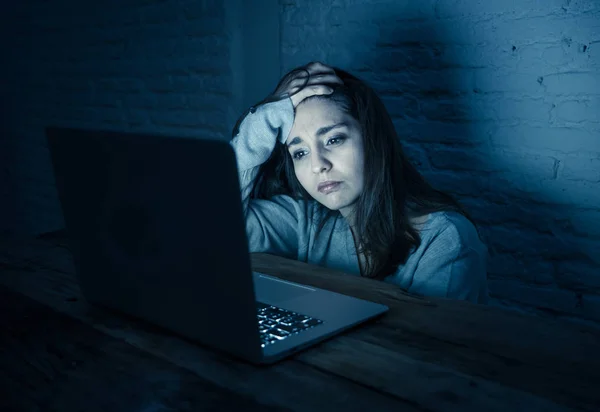 Retrato Dramático Jovem Triste Assustada Mulher Estressada Preocupada Olhando Para — Fotografia de Stock