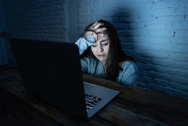 Retrato Dramático Triste Mujer Joven Asustada Estresada Preocupada Mirando Fijamente —  Fotos de Stock