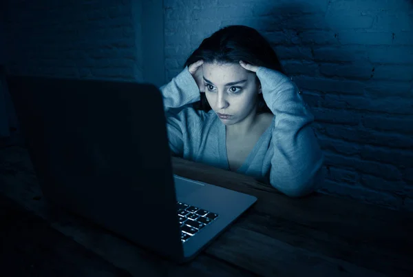 Retrato Dramático Jovem Triste Assustada Mulher Estressada Preocupada Olhando Para — Fotografia de Stock