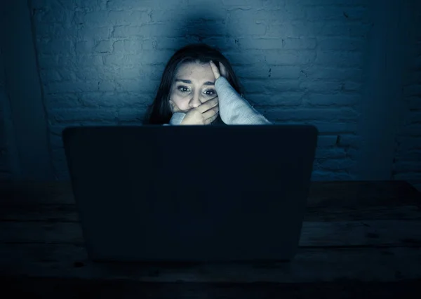 悲しい恐怖の若い女性の劇的な肖像を強調し サイバーいじめや嫌がらせを苦しんでノートパソコンを見つめて心配 ストーカーによるオンライン虐待と脅迫の犠牲者 インターネットの危険性に — ストック写真