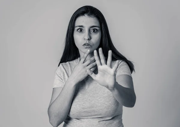 Черно Белый Портрет Молодой Женщины Напуганной Шокированной Делающей Страх Жесты — стоковое фото