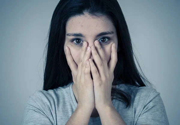 Close Retrato Uma Jovem Mulher Triste Séria Preocupada Olhando Preocupado — Fotografia de Stock