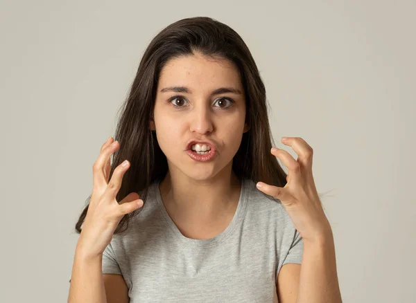 Öfkeli Yüz Ile Stres Genç Çekici Sinirli Latin Kadın Yakın — Stok fotoğraf
