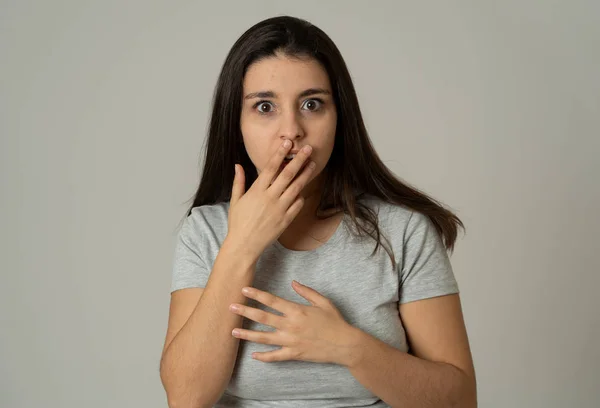 Primer Plano Mujer Joven Que Siente Asustada Conmocionada Haciendo Miedo —  Fotos de Stock