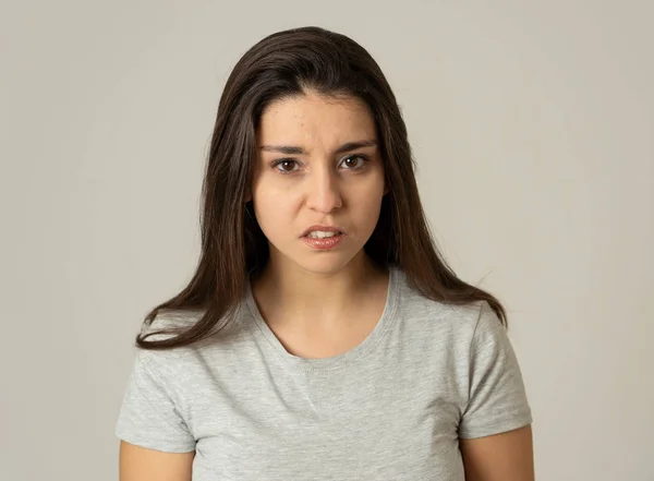 Cerca Retrato Joven Atractiva Mujer Latina Frustrada Con Cara Furiosa — Foto de Stock