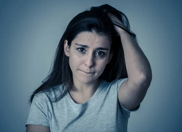 Närbild Unga Sorgliga Latinska Kvinnan Ser Orolig Och Tankeväckande Känsla — Stockfoto