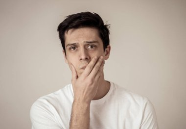 Ciddi ve endişeli, endişeli ve düşünceli görünümlü, Genç bir üzgün adam yakın. Üzüntü ve depresyon hissi. Kopya alanı ile. Yüz ifadeleri ve insan duyguları kavramı.