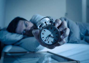 Uykusuz ve umutsuz genç adam uykusunda uyku mümkün değil, sinirli duygu ve uykusuzluk acı saat sıkıntı bakarak endişeli. Zihinsel sağlık, stres ve uyku bozukluğu.