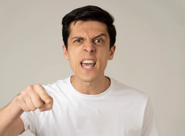 Κοντά Νεαρό Καυκάσιο Άντρα Θυμωμένο Πρόσωπο Δείχνεις Τρελός Και Τρελός — Φωτογραφία Αρχείου