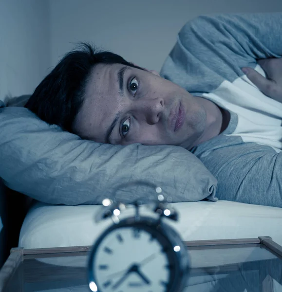 Hombre Caucásico Joven Insomne Desesperado Despierto Por Noche Capaz Dormir — Foto de Stock