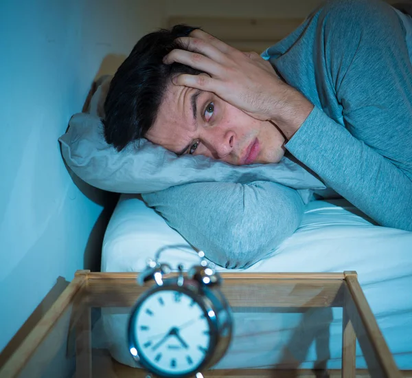 Jovem Sem Sono Desesperado Acordado Noite Não Capaz Dormir Sentindo — Fotografia de Stock