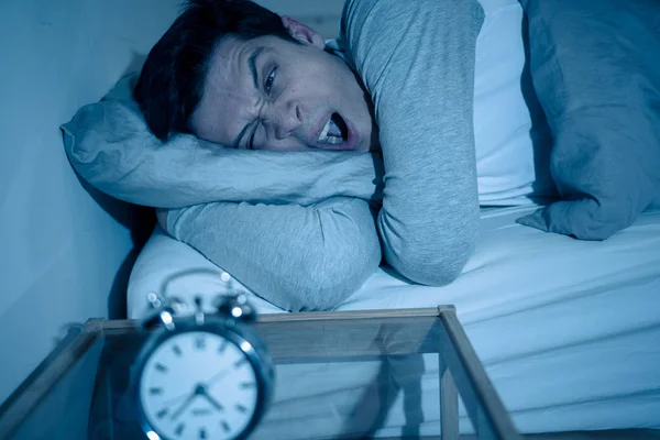 Giovane Insonne Disperate Svegliano Notte Incapaci Dormire Sentendosi Frustrati Preoccupati — Foto Stock