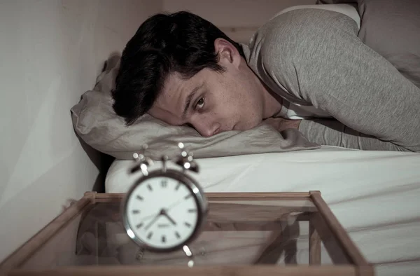 Álmatlan Kétségbeesett Fiatal Kaukázusi Ember Ébren Éjjel Nem Tud Aludni — Stock Fotó