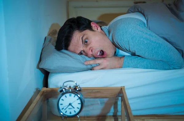 Joven Insomne Desesperado Despierto Por Noche Incapaz Dormir Sintiéndose Frustrado — Foto de Stock