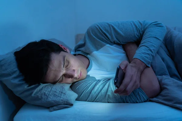 Hombre Adicto Charlando Navegando Por Internet Con Teléfono Inteligente Tarde —  Fotos de Stock