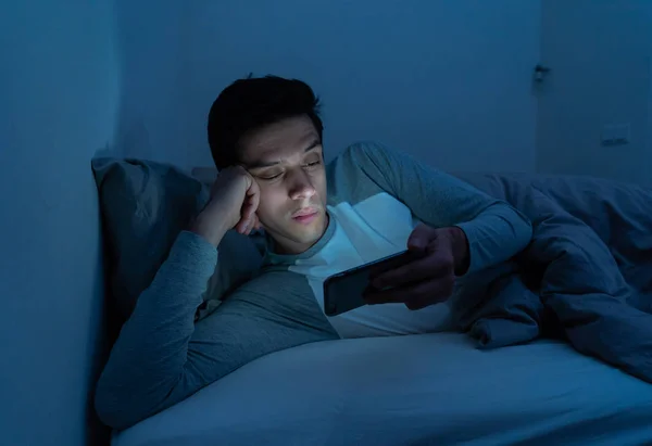 Hombre Adicto Charlando Navegando Por Internet Con Teléfono Inteligente Tarde — Foto de Stock