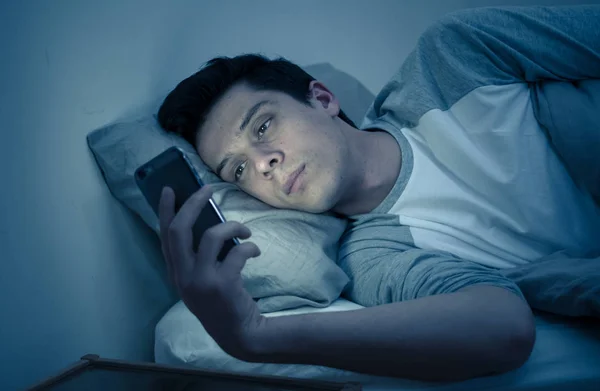 Hombre Adicto Charlando Navegando Por Internet Con Teléfono Inteligente Tarde — Foto de Stock