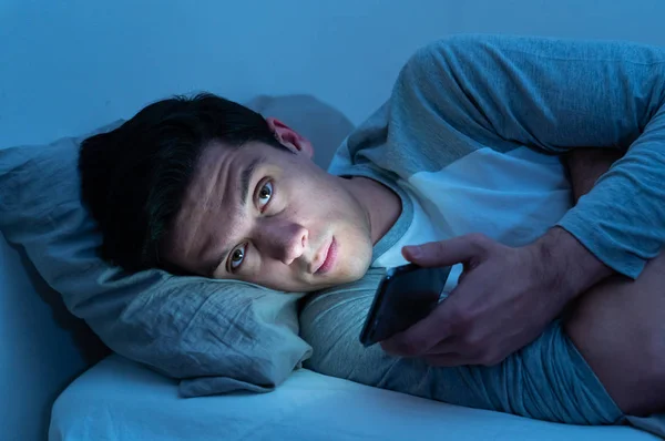 Pria Kecanduan Mengobrol Dan Berselancar Internet Dengan Telepon Pintar Larut — Stok Foto