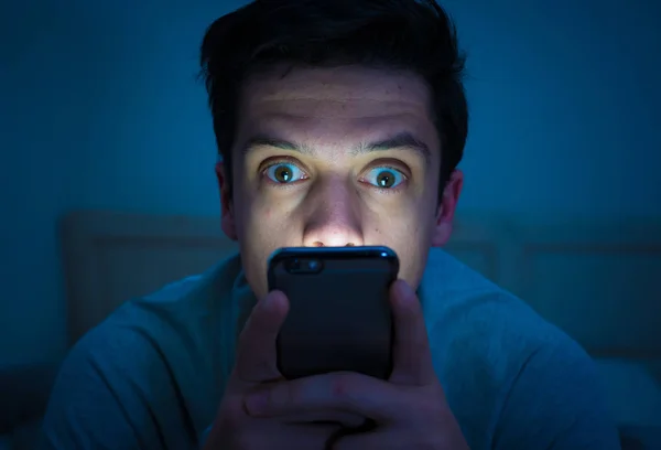 Unga Mobil Telefon Missbrukare Man Vaken Natten Sängen Med Hjälp — Stockfoto