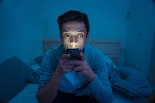 Hombre Adicto Charlando Navegando Por Internet Con Teléfono Inteligente Tarde — Foto de Stock