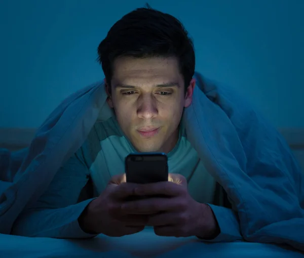 Jovem Viciado Telefonia Móvel Acordado Noite Cama Usando Smartphone Para — Fotografia de Stock