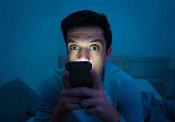 Jonge Mobiele Telefoon Verslaafde Man Wakker Nachts Bed Met Behulp — Stockfoto